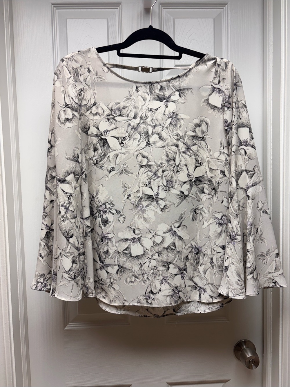 Rose + Olive Gray Floral Bell Sleeve Blouse | Back Keyhole | Size Medium